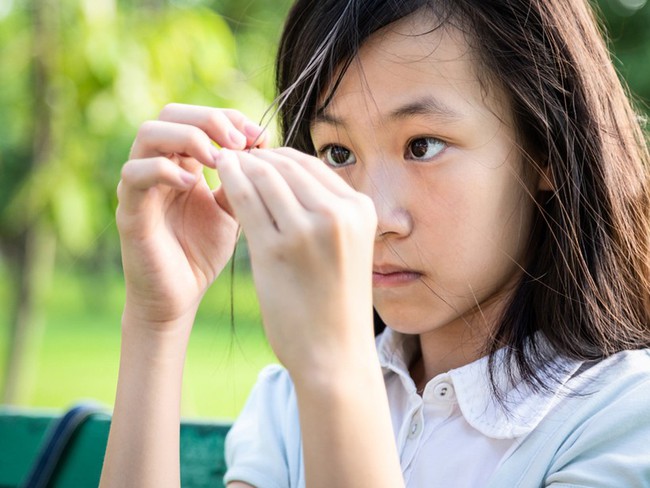 Trẻ nghiện nhổ t&oacute;c, cha mẹ n&ecirc;n l&agrave;m g&igrave;? - Ảnh 1.