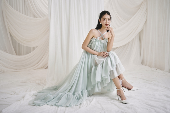 Á hậu Bùi Khánh Linh đẹp mơ nàng trong những bộ váy áo mỏng mát mùa hè  - Ảnh 4.
