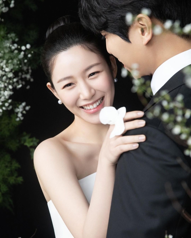 Lee Seung Gi - Lee Da In tung bộ ảnh cưới chưa từng công bố kỷ niệm 1 năm kết hôn, ai dè bị ái nữ chiếm spotlight - Ảnh 6.