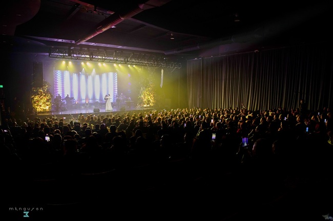 Lệ Quyên xuống sân khấu giao lưu với khán giả, khoe giọng hát live khi lưu diễn ở Mỹ - Ảnh 1.