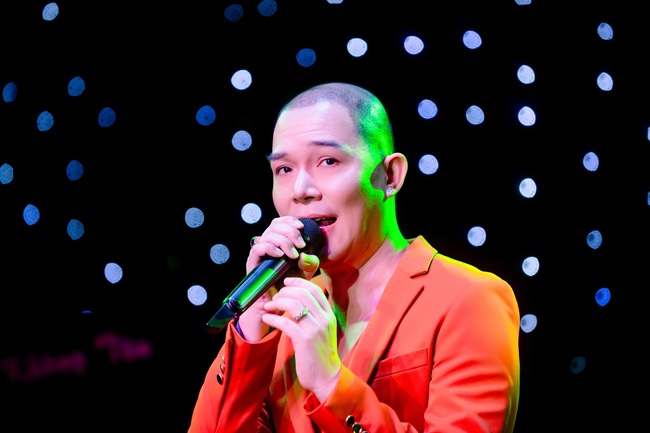Nathan Lee hát 35 ca khúc với 4 thứ tiếng trong mini show &quot;Yêu thương quay về&quot; - Ảnh 7.