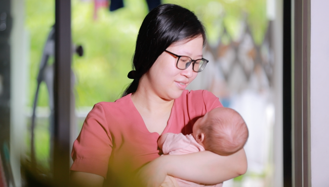 10 năm hiếm muộn, trải qua 2 lần khâu eo tử cung, bà mẹ Hà Nội đón cặp sinh đôi chào đời dù chỉ còn 1% cơ hội làm mẹ - Ảnh 4.