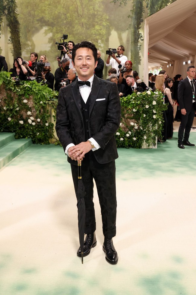 steven-yeun-attends-the-2024-met-gala-celebrating-sleeping-news-photo-1715031447-1715043097955149084524.jpg