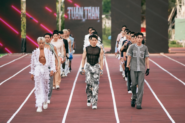 Lan Khuê - Minh Tú &quot;đụng độ&quot; trên sàn catwalk  - Ảnh 7.