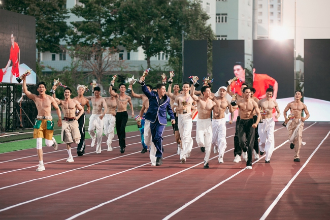 Lan Khuê - Minh Tú &quot;đụng độ&quot; trên sàn catwalk  - Ảnh 12.