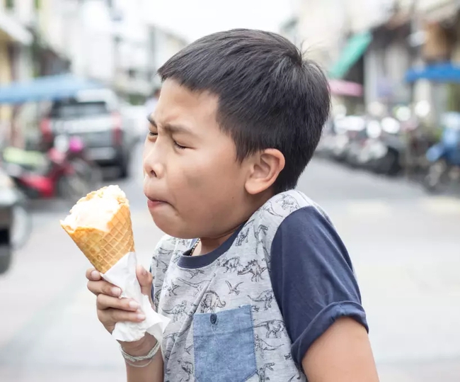 Cậu bé 7 tuổi chảy máu dạ dày sau khi ăn kem: 3 đối tượng này tốt nhất không nên ăn đồ lạnh - Ảnh 1.