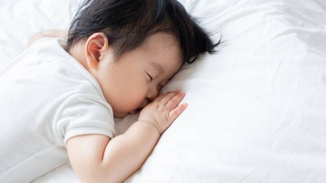 Ngủ sấp giúp trẻ phát triển tốt nhưng có 4 tư thế ngủ này cha mẹ nhất định phải thay đổi cho con mình - Ảnh 1.