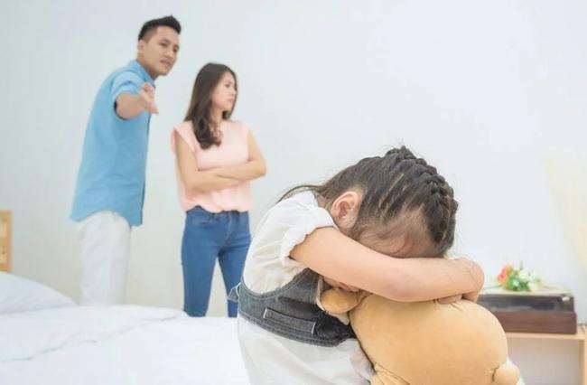 5 hành động nguy hiểm nếu cha mẹ làm trước mặt con - Ảnh 1.