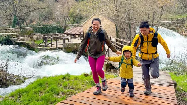 Cặp đôi dạy đứa con 4 tuổi bằng cách cho du lịch vòng quanh thế giới - Ảnh 1.