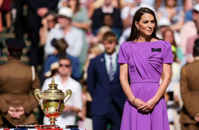 Kate tỏa sáng tại Wimbledon với váy midi tím oải hương - bạn có thể &quot;sao y bản chính&quot; với mẫu giá rẻ hơn nhiều - Ảnh 1.