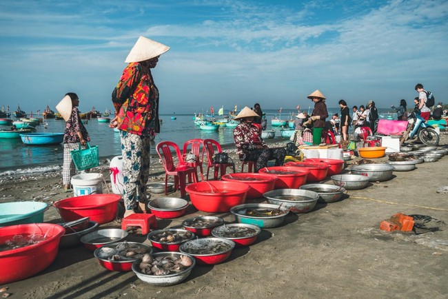 Đặc sắc cách &quot;săn&quot; hải sản giá rẻ ở chợ làng chài Mũi Né: Bán theo mớ, theo chậu, &quot;hời&quot; hay không do tay khách chọn - Ảnh 1.