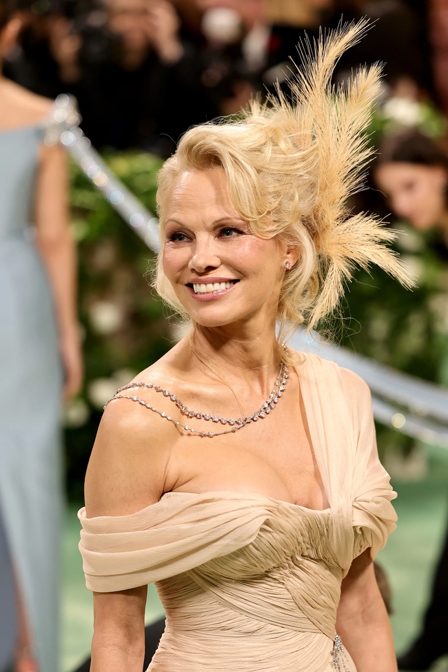 &quot;Bom sex&quot; Pamela Anderson U60 lên trang bìa tạp chí không cần trang điểm, nhờ chăm làm 4 việc chống lão hóa từ tự nhiên - Ảnh 5.