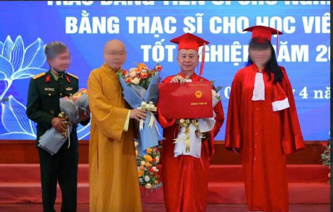 NÓI THẲNG: Cần nói thật về bằng tiến sĩ của ông Vương Tấn Việt - Ảnh 1.