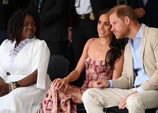 Lip reading expert reveals the moment Meghan gave her husband a single word and Harry quickly responded - Photo 4.