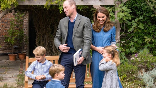 Vợ chồng William - Kate dốc sức rèn một thói quen tốt được khởi xướng từ Vương phi Diana cho 3 con George, Charlotte và Louis - Ảnh 1.