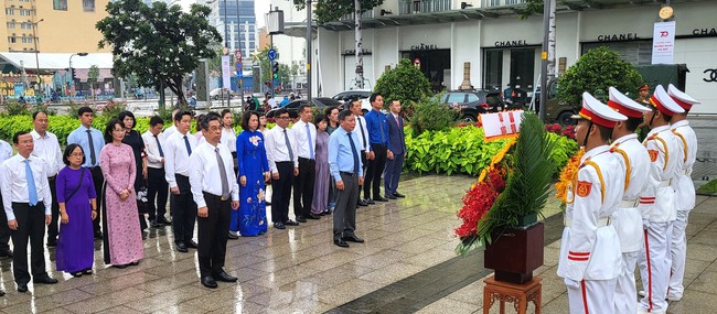 Đoàn đại biểu Thủ đô Hà Nội dâng hoa tại Tượng đài Chủ tịch Hồ Chí Minh - Ảnh 1.