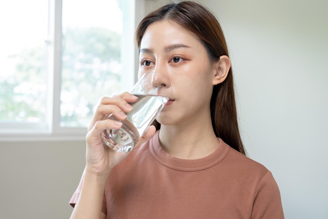 dy-holding-transparent-glass-in-her-hand-thirsty-at-home-health-care-healthy-lifestyle-concept-free-photo-1724593932205907951232-1724627757620-17246277577471507622860.jpg