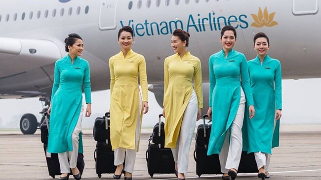 Nhìn lại trang phục của tiếp viên hàng không Vietnam Airlines qua các thời kỳ - Ảnh 10.