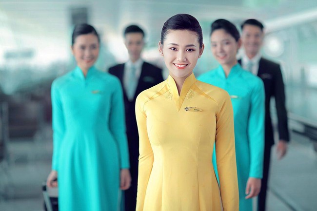 Tiếp viên trưởng Vietnam Airlines mặc áo màu gì?- Ảnh 1.