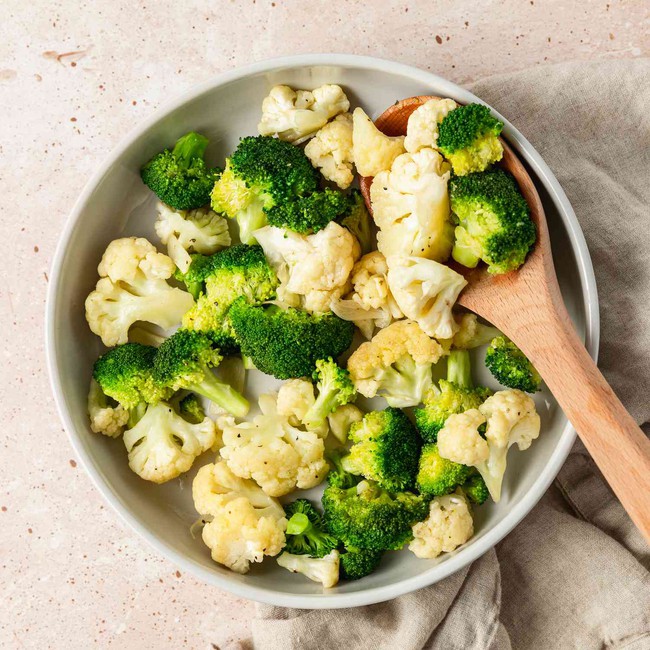 ewl-265143-broccoli-and-cauliflower-saute-hero-02-9586356455b049558b6df46784eaafd9-1725043147025665458044.jpg