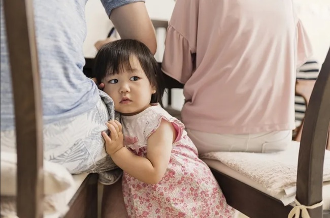 Cha mẹ cần nhắc nhở con: Đi ra ngoài nếu gặp 3 kiểu người này nhất định phải né - Ảnh 2.
