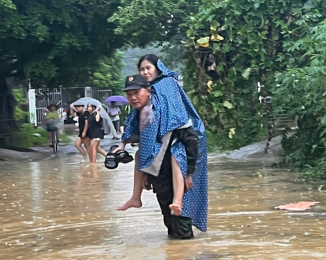 Trạm y tế ngập sâu, thầy thuốc chuẩn bị đèn dầu để khám bệnh- Ảnh 3.