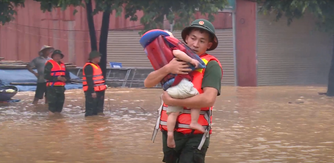 Bão quét đến đâu, cuốn trôi đến đấy, nhưng tình người, lòng dân vẫn luôn ở đó! - Ảnh 11.