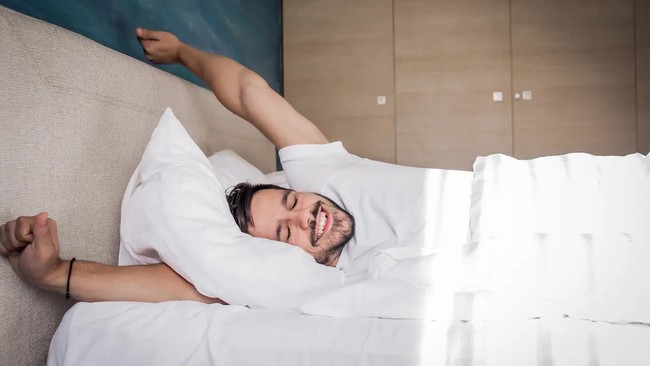 guy-waking-up-in-the-morning-istock-1054282480-17260472870741496436753-1726047549636-17260475502201152515342-1726095906029-1726095906088678872676.jpg