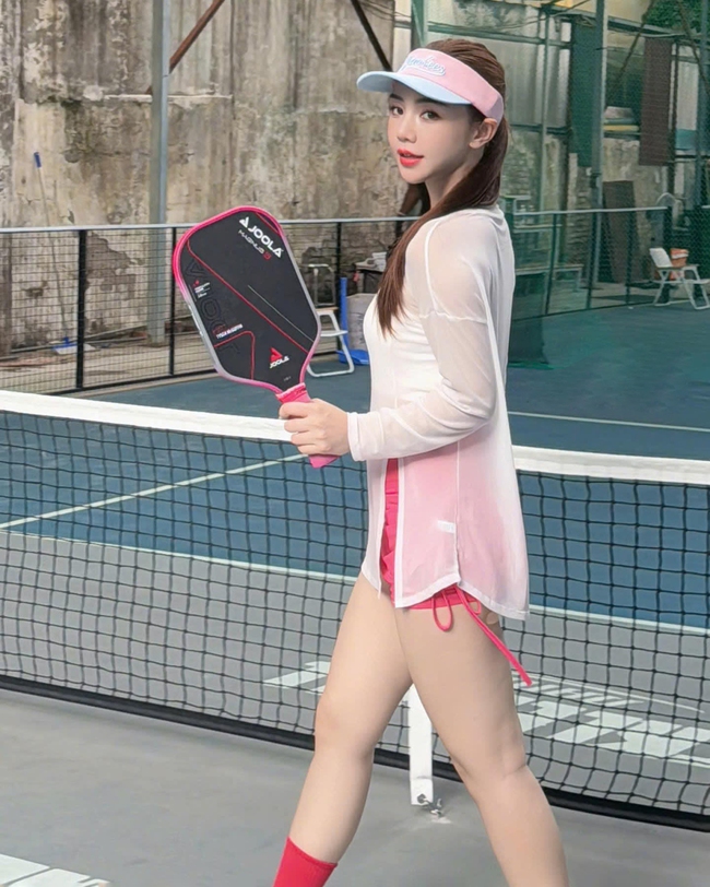 Sao Việt mặc kín hơn khi chơi Pickleball - Ảnh 3.