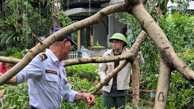 Xuân Bắc cùng 2 con trai đi dọn dẹp khu phố sau bão Yagi, Bi Béo &quot;chốt&quot; 1 câu đúng chất &quot;meme&quot; - Ảnh 1.