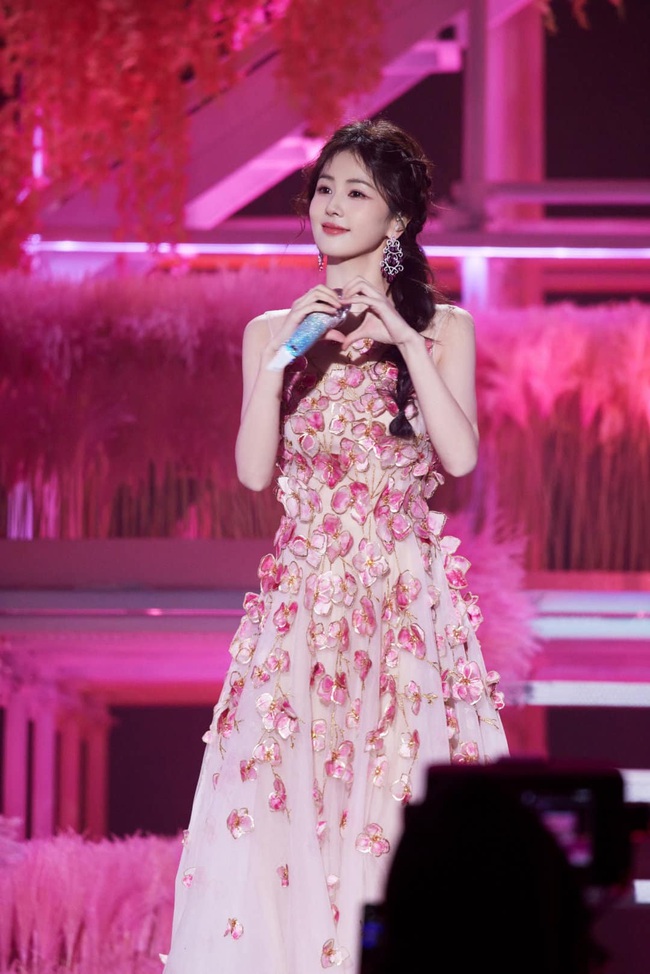 Màn ảnh Hoa ngữ có nàng "công chúa" đi lạc vào nhân gian: Nhan sắc phong thần gây sốt MXH - Ảnh 6.