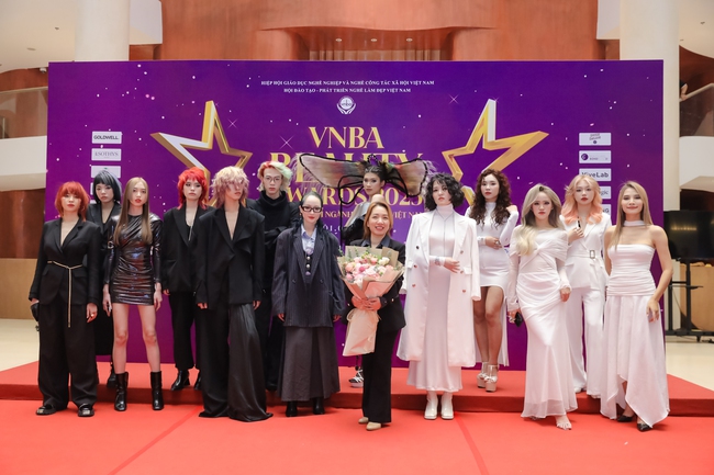 BST Vstyle 2025 – Phá Kén: Nghệ thuật tóc khắc họa vẻ đẹp người phụ nữ Việt - Ảnh 7. BST Vstyle 2025 – Phá Kén: Nghệ thuật tóc khắc họa vẻ đẹp người phụ nữ Việt - Ảnh 7.