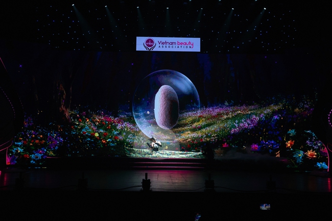 BST Vstyle 2025 – Phá Kén: Nghệ thuật tóc khắc họa vẻ đẹp người phụ nữ Việt - Ảnh 2. BST Vstyle 2025 – Phá Kén: Nghệ thuật tóc khắc họa vẻ đẹp người phụ nữ Việt - Ảnh 2.