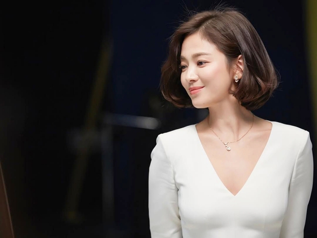 Song Hye Kyo như &quot;sách mẫu” của tóc bob ngắn: Từ thanh lịch đến cá tính qua từng thời kỳ - Ảnh 12.