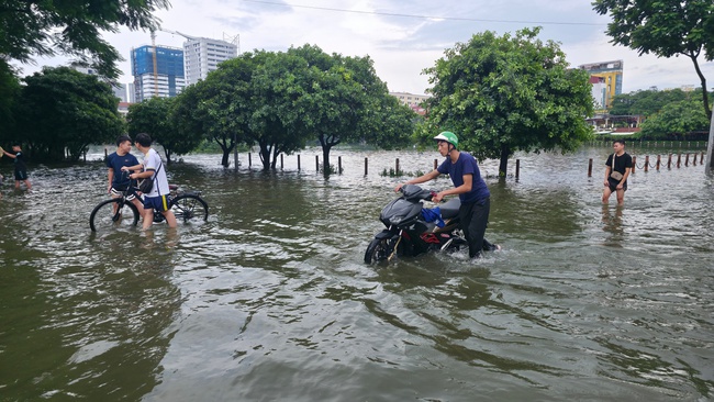 Cảnh lạ ở &quot;Vịnh Văn Quán&quot; sau ngày mưa xối xả: Phố xá mênh mông nước, trẻ em rủ nhau vầy nước, bắt cá - Ảnh 2.