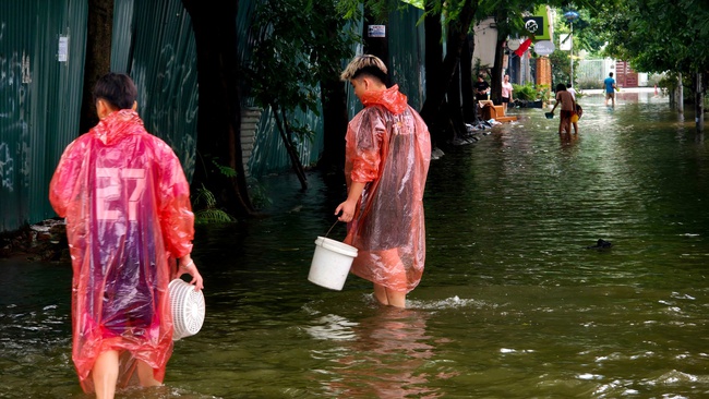 Cảnh lạ ở &quot;Vịnh Văn Quán&quot; sau ngày mưa xối xả: Phố xá mênh mông nước, trẻ em rủ nhau vầy nước, bắt cá - Ảnh 5.