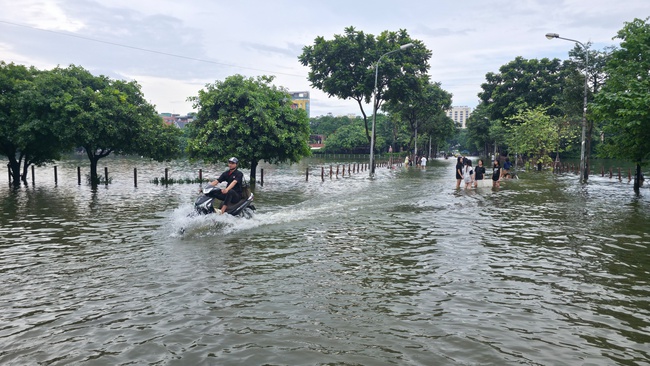 Cảnh lạ ở &quot;Vịnh Văn Quán&quot; sau ngày mưa xối xả: Phố xá mênh mông nước, trẻ em rủ nhau vầy nước, bắt cá - Ảnh 1.