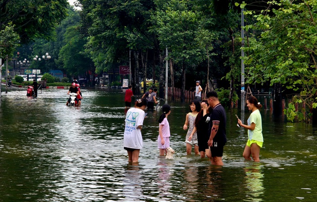 Cảnh lạ ở &quot;Vịnh Văn Quán&quot; sau ngày mưa xối xả: Phố xá mênh mông nước, trẻ em rủ nhau vầy nước, bắt cá - Ảnh 4.