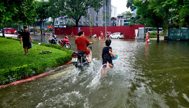 Cảnh lạ ở &quot;Vịnh Văn Quán&quot; sau ngày mưa xối xả: Phố xá mênh mông nước, trẻ em rủ nhau vầy nước, bắt cá - Ảnh 3.
