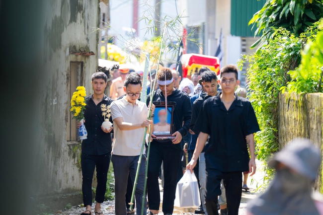 Vụ bé trai 7 tuổi và bố tử vong do ngạt khí máy phát điện ở Nghệ An: Nghẹn lòng khoảnh khắc hàng trăm học sinh xếp hàng tiễn bạn về nơi an nghỉ cuối cùng - Ảnh 2.
