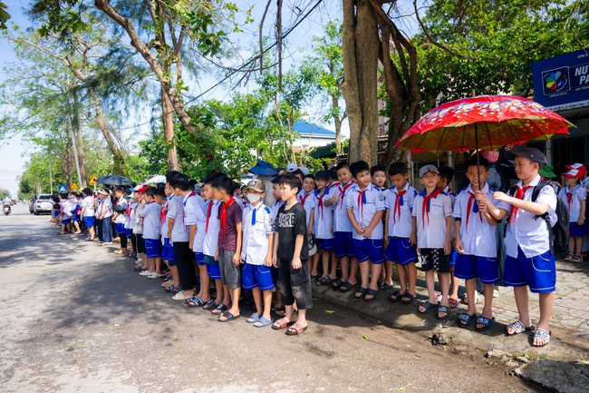 Vụ bé trai 7 tuổi và bố tử vong do ngạt khí máy phát điện ở Nghệ An: Nghẹn lòng khoảnh khắc hàng trăm học sinh xếp hàng tiễn bạn về nơi an nghỉ cuối cùng - Ảnh 3.