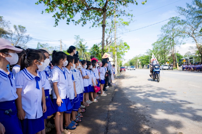 Vụ bé trai 7 tuổi và bố tử vong do ngạt khí máy phát điện ở Nghệ An: Nghẹn lòng khoảnh khắc hàng trăm học sinh xếp hàng tiễn bạn về nơi an nghỉ cuối cùng - Ảnh 4.