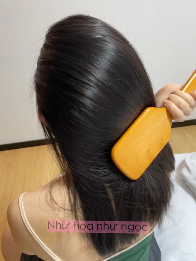 Từng bỏ tiền triệu đi hấp tóc mỗi tuần, cuối cùng phát hiện ra bí quyết chỉ bằng… dầu em bé - Ảnh 2.