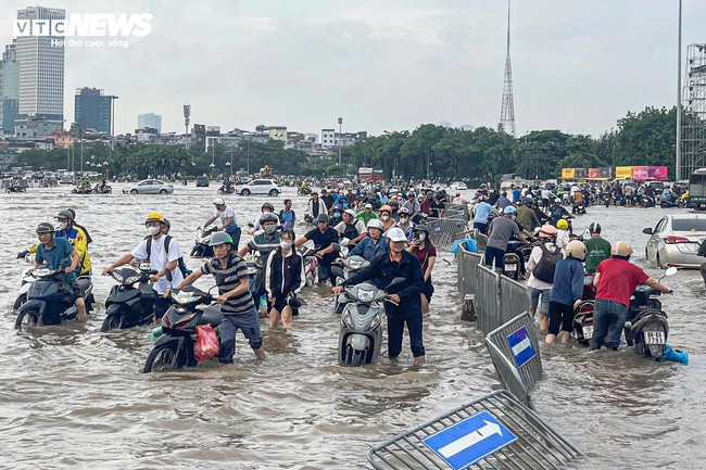 Hà Nội lại mưa to, lượng mưa so với trận lụt lịch sử 2008 thế nào mà nhiều nơi chìm trong biển nước? - Ảnh 1.