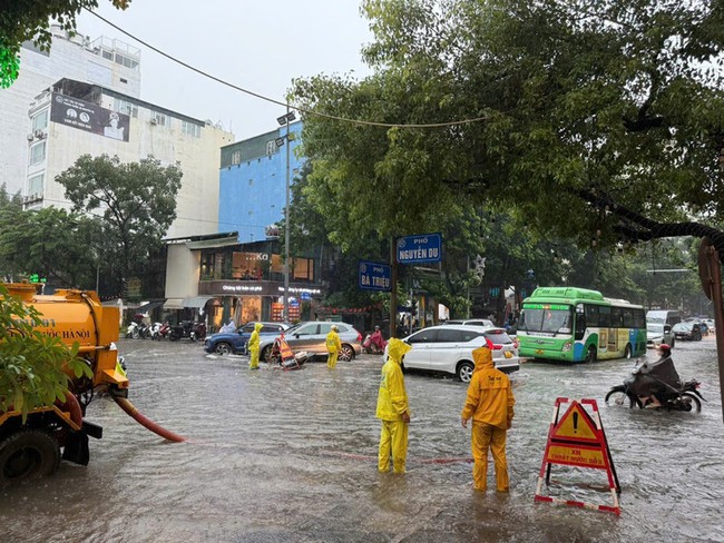 Hà Nội lại mưa to, lượng mưa so với trận lụt lịch sử 2008 thế nào mà nhiều nơi chìm trong biển nước? - Ảnh 2.