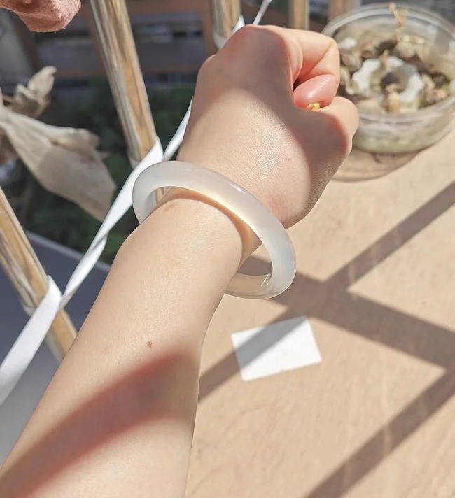 Vì sao hội phú bà Trung Quốc không vòng phỉ thúy ở tay phải? - Ảnh 6.