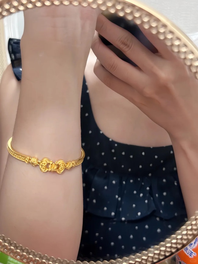 Có nên mua vòng tay vàng chế tác? Chú ý điều này để tránh “sập bẫy” - Ảnh 1.