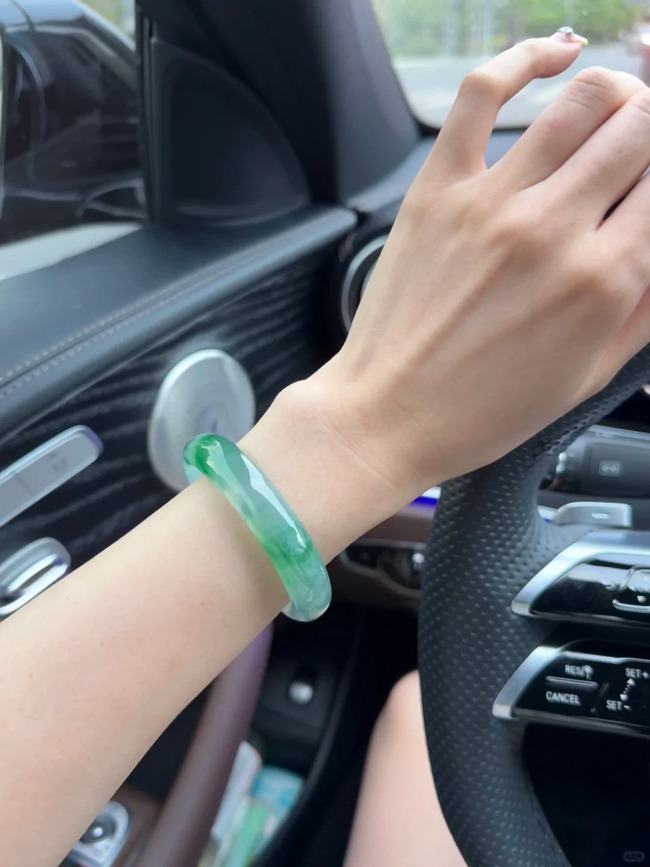 Vì sao hội phú bà Trung Quốc không vòng phỉ thúy ở tay phải? - Ảnh 5.