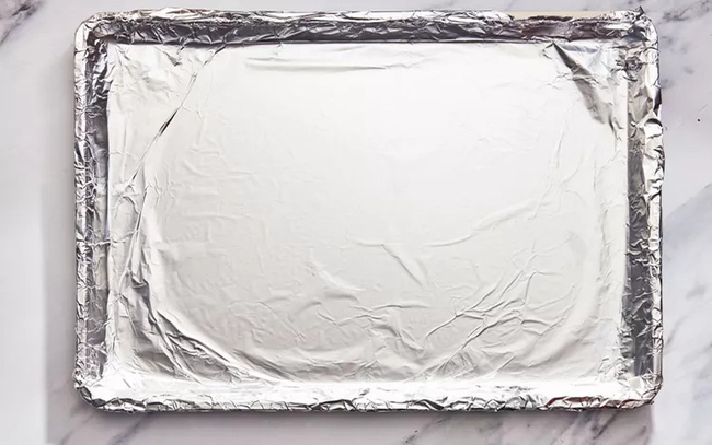 6 kiểu dùng giấy bạc vừa phí đồ ăn lại “phá gan”, hại thận, dễ cháy nổ nhưng cực hiếm gia đình nào chưa từng làm - Ảnh 6. 6 kiểu dùng giấy bạc vừa phí đồ ăn lại “phá gan”, hại thận, dễ cháy nổ nhưng cực hiếm gia đình nào chưa từng làm - Ảnh 6.