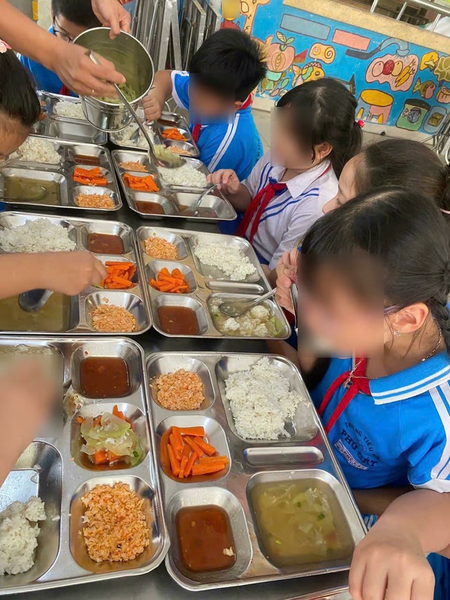 Xôn xao suất cơm bán trú 27.000 đồng "lèo tèo": Hiệu trưởng lên tiếng, mất ngủ cả đêm - Ảnh 2. Xôn xao suất cơm bán trú 27.000 đồng "lèo tèo": Hiệu trưởng lên tiếng, mất ngủ cả đêm - Ảnh 2.